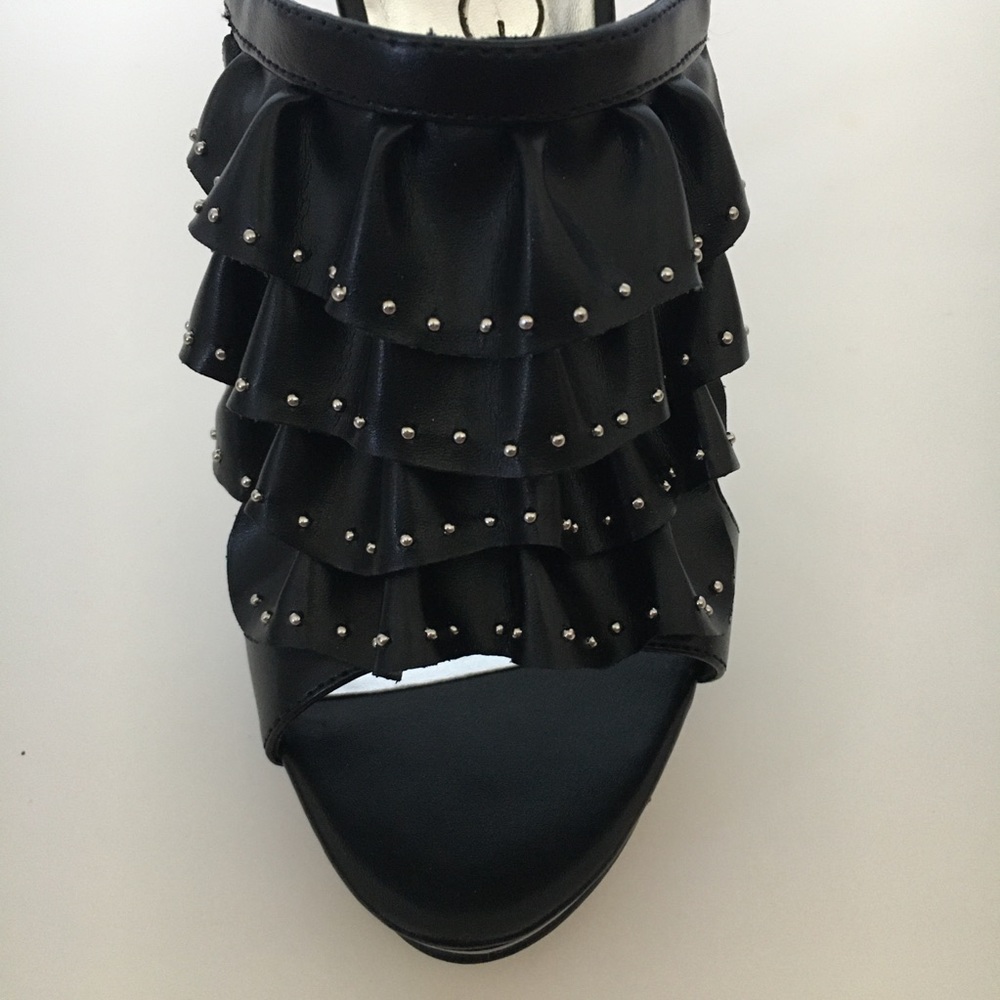 BCBG Paris “Draven” ruffled heels sz 7.5 - Picture 4 of 5